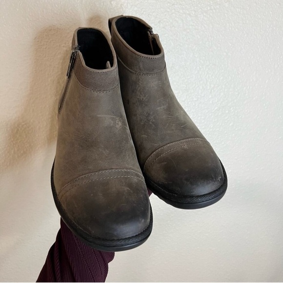 UGG Australia Attell brown suede distressed ankle booties NEW 7 - Picture 9 of 9